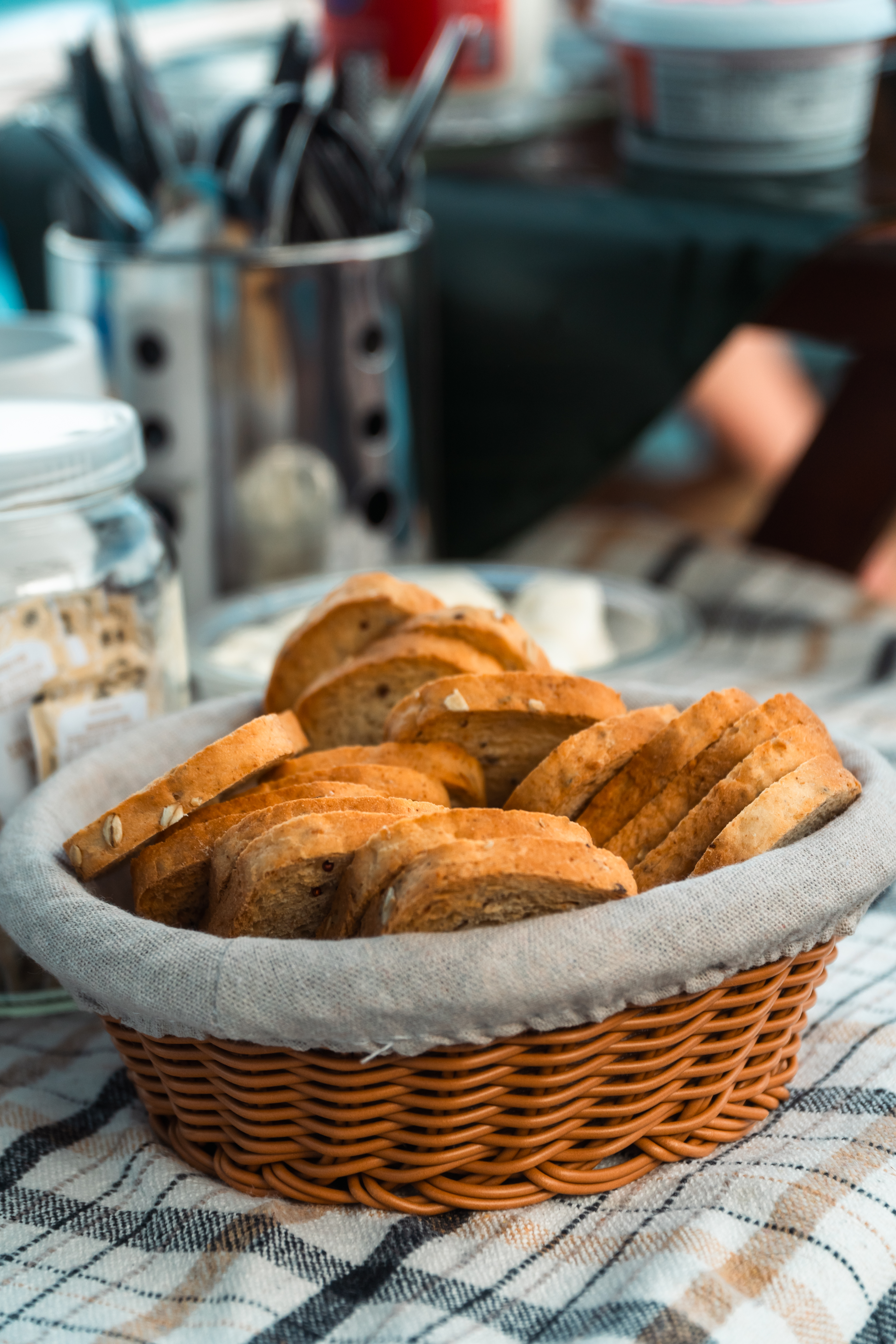 Café, frutas e granola artesanal servidos com simplicidade